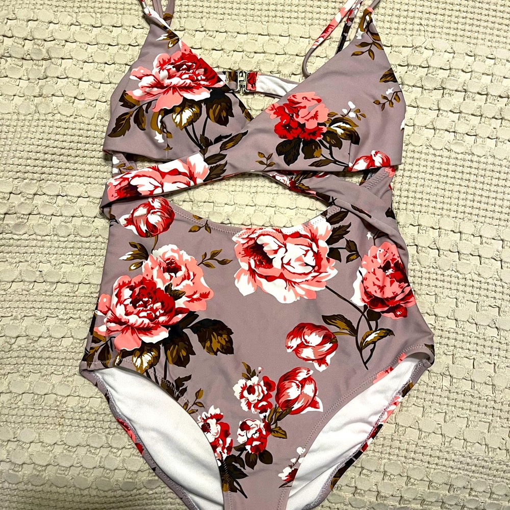 Cupshe cut out one piece